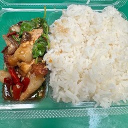 ข้าวราดกระเพราะหมูกรอบ