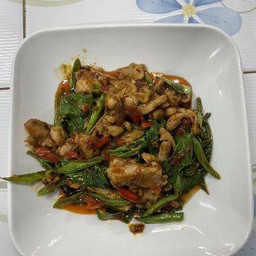 ผัดพริกแกงไก่