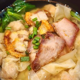 เกี๊ยวน้ำหมูแดง หมูกรอบ