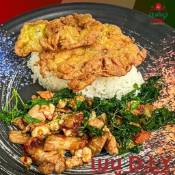 (ฟรีท็อปปิ้ง) ผัดกะเพรากุ้งสับ+หมูกรอบ+หมูหมักราดข้าว (ถาด)