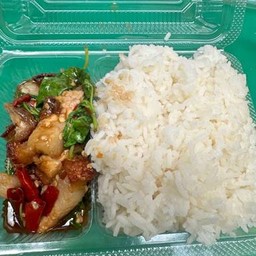 [อร่อยซ่ากับโค้ก] ข้าวราดกระเพราะหมูกรอบ +  โค้ก ออริจินัล (ขวด)