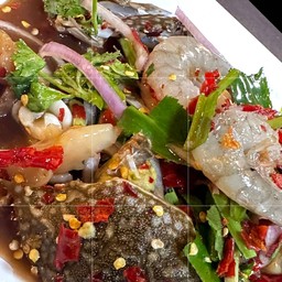 ยำปูม้ากุ้งสด