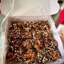 (1 กล่อง มี16 ชิ้น) ชูชังเปี๊ยะ ไส้เค็มดั้งเดิม