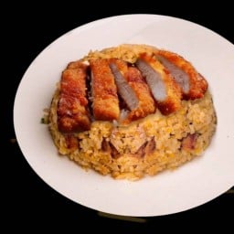 ข้าวผัดชาฮั่งหน้าหมูทอดทงคัตสึ (ฟรีซุปมิโซะ)