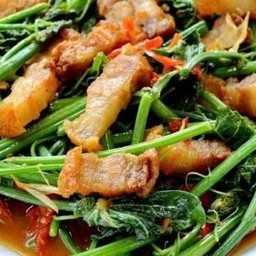 ผัดยอดมะระหมูกรอบ