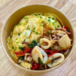 ข้าวกระเพราหมึก-ไข่ข้น