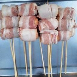 หมูสามชั้นพันไส้กรอก