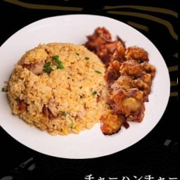 ข้าวผัดชาฮั่งหน้าไก่คาราเกะ (ฟรีซุปมิโซะ)