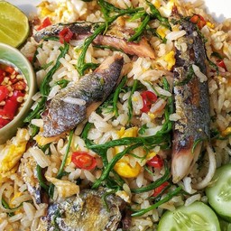 ข้าวผัดปลาทูชะอม