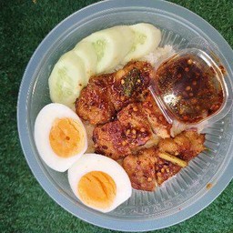 ข้าวหน้าหมูย่างจิ้มแจ่ว