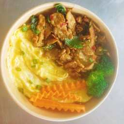 ้ข้าวกระเพราหมู(ชิ้น)พริกจินดาแห้ง+ไข่