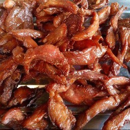หมูแดดเดียวทอด + ข้าวสวย+ กะเพราไก่+ไข่เจียว สำหรับทาน2-3ท่าน
