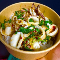 กะเพาปลาหมึกราดข้าว