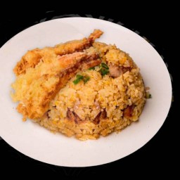 ข้าวผัดชาฮั่งหน้ากุ้งเทมปุระ (ฟรีซุปมิโซะ)