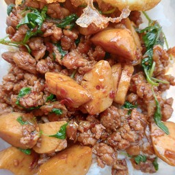 ข้าวกระเพราหมูสับ+ลูกชิ้น