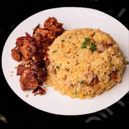 ข้าวผัดชาฮั่งหน้าไก่ทอดพริก (ฟรีซุปมิโซะ)