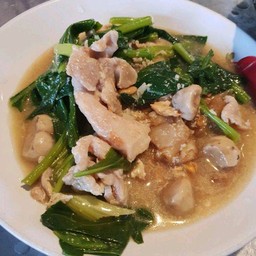 ราดหน้าไก่เส้นใหญ่