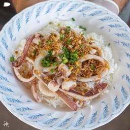 หมึกกระเทียม ราดข้าว