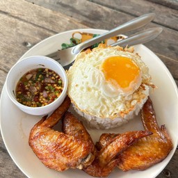 ข้าวปีกไก่ทอดเกลือ+ไข่ดาว+น้ำจิ้มแจ่ว