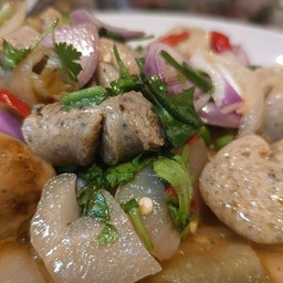 ยำไส้กรอกเยอรมัน
