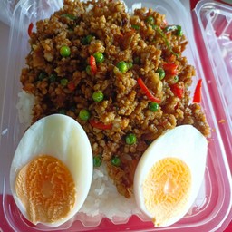 ข้าวคั่วกลิ้งหมูสับ-ไข่ต้ม
