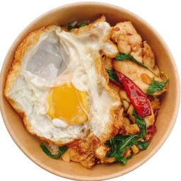 ข้าวกระเพราไก่ชิ้นพริกแห้งโบราณ ฟรีไข่ดาว