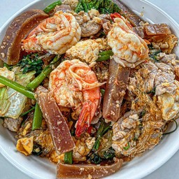 สุกี้รวมมิตร  ( ผัดแห้ง ) (กุ้ง+หมู+หมึกกรอบ+ไข่)