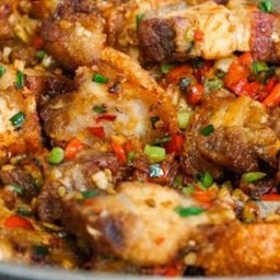 หมูกรอบคั่วพริกเกลือ เป็นกับ