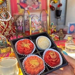 ลาดูงาขาวและดอกไม้รวม