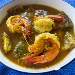 แกงส้มกุ้งชะอมไข่