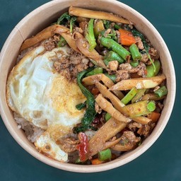 กะเพราหมูสับพริกแห้ง-ผีกรวม-ไข่ดาว