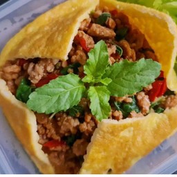 ไข่ห่อข้าวกระเพรา