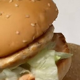 เบอร์เกอร์ไก่ ซอสทาโก้