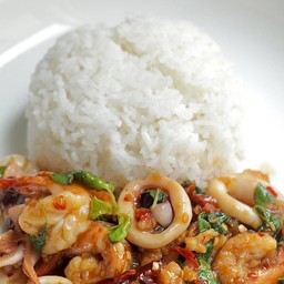 [อร่อยซ่ากับโค้ก] ข้าวกะเพราทะเล +  โค้ก ออริจินัล (ขวด)