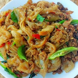 เส้นใหญ่ผัดกระเพราหมูสับ