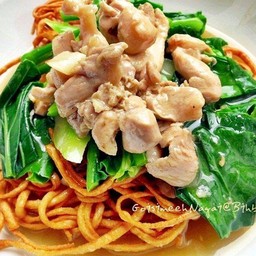 ราดหน้าหมี่กรอบไก่