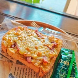 ปังหน้าข้าวโพดแฮมอบชีส จัมโบ้