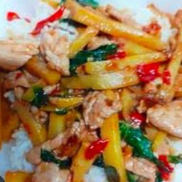 กระเพราหมูชิ้นหน่อไม้ราดข้าว