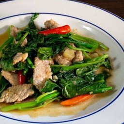 ผัดคะน้าราดข้าว