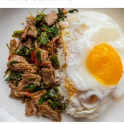 ข้าวกระเพราเนื้อไข่ดาว
