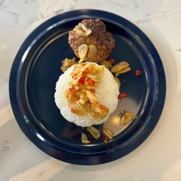 ข้าวแฮมเบิร์กหมูผัดพริกเกลือ