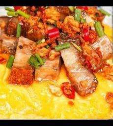 ข้าวไข่ข้นหมูกรอบพริกเกลือ