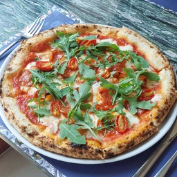 พิซซ่าหน้ามะเขือเทศ, ไส้กรอกอิตาเลียนรสเผ็ดและผักร็อกเก็ต