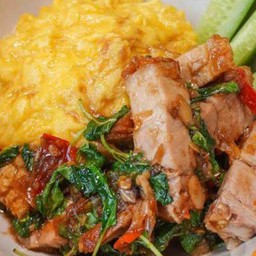 ข้าวไข่ข้นกะเพราหมูกรอบ