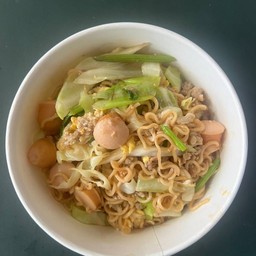 มาม่าผัดหมูสับ-ไส้กรอก