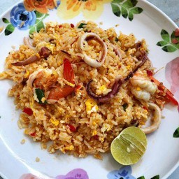 ข้าวผัดต้มยำ กุ้งปลาหมึก