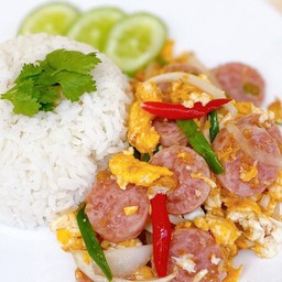 ข้าวราดแหนมผัดไข่