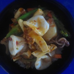 ข้าวหอมมะลิราดผัดน้ำพริกเผาปลาหมึก