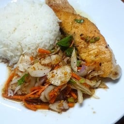 ข้าวยำปลาแซลมอน