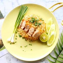 ข้าวผัดหมูกรอบ